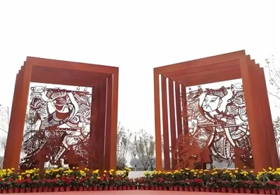 Как кортеновата стомана променя цвета си с времето в художествена скулптура?